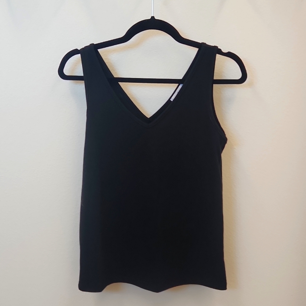 Carly Jean Los Angeles Black V‑Neck Tank Top